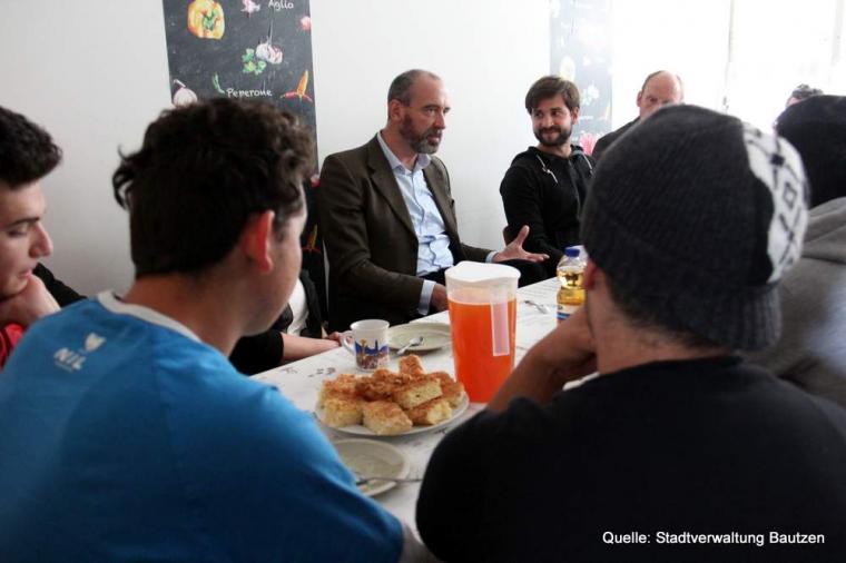 Bautzener Oberbürgermeister Ahrens bei Flüchtlingen Bautzener Oberbürgermeister Ahrens bei Flüchtlingen