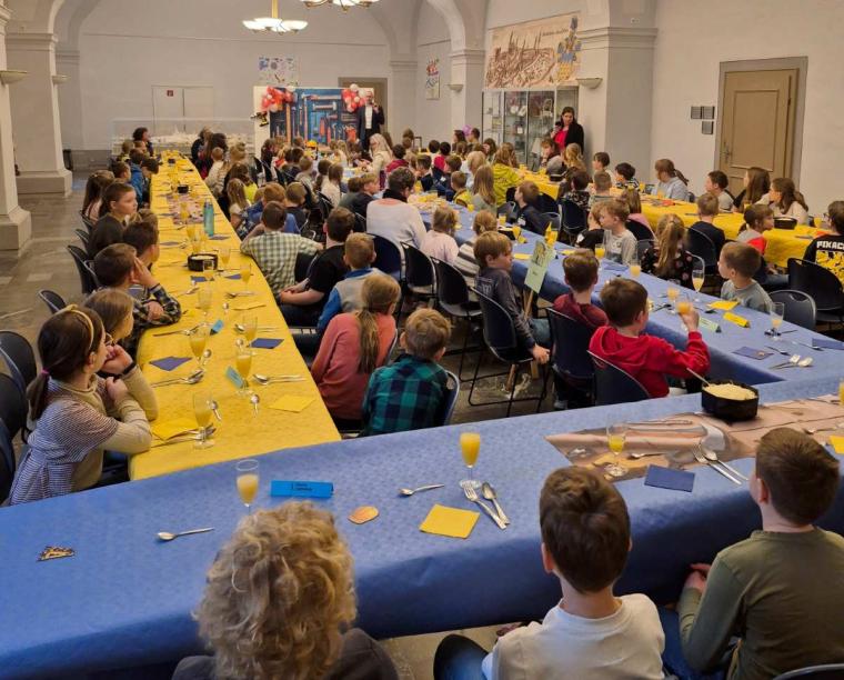 Bild zu Kinder bauen im Rathaus